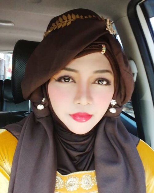 Sat, August 22nd, 2020----- 🌹🦁🧭💒 Going to a #weddingparty today as #PrincessBelle (#DisneyPrincess from #BeautyandtheBeast ) in modestfashion way 💒🧭🌹💕 #goldenyellow #velvetgown x #brownhijabx #goldenclutch x #diadem (a #greektiara for #divas ). ------#clozetteid #nhkkawaii #inspiredbydisney#bellecosplay #modestwear