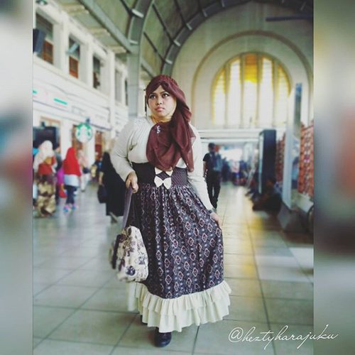 👒👜👠 Sept 12th, 2015 ---- #Shopping & #Jakarta #KotaTua #trip with my #sister @mineko_shirota . #Ojousama / #Princess in #vintagefashion kinda day!... hehe 😉 🌼🌹🌼 Bersyukur banget punya partner in crime yang sama2 suka #vintage dan suka jalan2 naik kereta di jam yang nggak rame. Kalau lagi kangen Jepang ya... ini salah satu penawarnya! 😉 🌹👒👜 #MuslimahTraveler #MuslimLolita #modestfashion #coveredstyle #headscarf #scarf #kawaiistyle #fashion #style #ootd #ClozetteID @clozetteid #FoodTravelerMinekoHezty #stylishtraveler #TimeTraveler #instatravel #instafashion #JakartaStreetStyle #Dollykei #lolitastyle