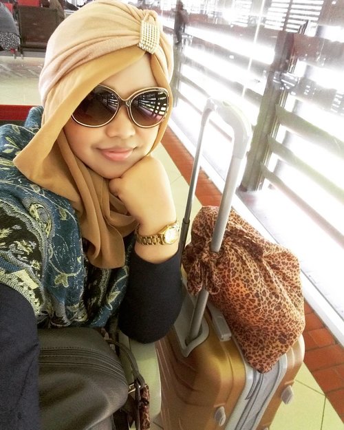 Dec 3rd, 2016---- #hijabtraveler #princess #soloTrip to #Surabaya ! ✈🚀👑 Duluu banget ke Surabaya tahun 1999 sama Babeh tapi cuma numpang lewat. Duluuu banget juga #solotrip with #jetplane dan sempet bikin trauma karena naik maskapai yg skrg udah tiada hahaha! Serius waktu itu sampe panik karena ada kesulitan mendarat. Nah! Sekarang mau coba lagi solotrip with jetplane. Kebetulan hari minggu besok sepupuku mau menikah, & alhamdulillah jg lg bisa kesana minggu ini... so... doain #safetrip yaa... bismillah! 👑🚀✈ #clozetteID @clozetteid #muslimahtraveler #modestfashion #modestwear #hwadscarf #turban #stylecovered #fashionvlogger #hootd #ootd #fashion #style