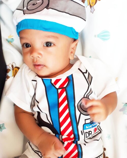 June 20th, 2019---👶👨‍⚕️🥇🏥 Assalamualaikum, I am Dr. dr. #ArtanabilRagisqyErlan , your future #doctor 👶 #2monthsbaby doctor hihihi... 3 days to #3monthsbabyboy 😉 Doain Artan ya Om... Tante... Ojisan... Obasan... Oneechan... Oniichan... please wish me to be a successful person in the future and #sholehboy amiin yra... 🤲👶----#nhkkawaii#clozetteid#babyootd#babycostume#cutebaby#kawaiibaby#cutebabyjumper