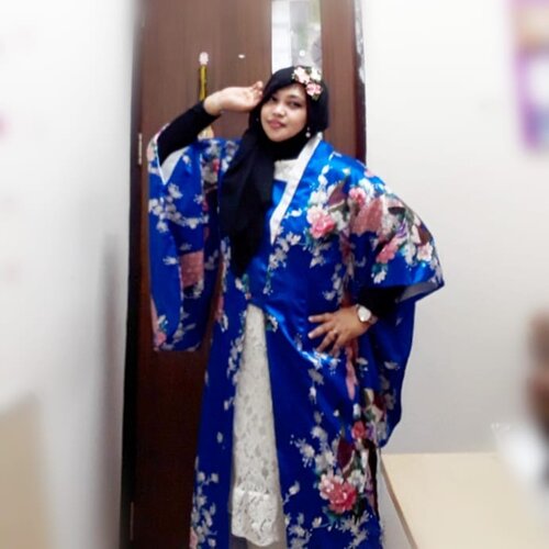 LATEPOST: Thu, August 29th, 2019--- 👘🎎♥️🗻⛩ "Anywhere I go, it will be my #Harajuku " (Nurhayati, 2010) ⛩🗻♥️🎎Hari ini lagi pengen pake #Satin #Kimono yang sudah dimodif jadi #longcoat. Kimono nya dari seserahan dulu 🤣 baru bisa dipake sekarang. Alhamdulillah juga masih nemu #kanzashi buat hiasan kerudungnya.  Bros Kanzashi ini souvenir pengajian waktu mau nikah 😊 cucok yaaa... haha---#clozetteid #nhkkawaii#kawaiicouple#kawaiimodesty#modestfashion#modestwear#Japanesefashion#hootd