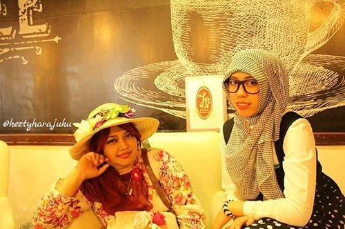 FLASHBACK--- Edisi lagi kangen ngumpul sama #JFashionJumpers di #KotaTuaJakarta 😊 at #BangiKopiTiam #KotaTua #Batavia #Jakarta 🌼🌹🌼 as #NoniBelande hihihi... it was #SpringTime of 2015 🌼🌹🌼 #clozetteID #fashion #style #modestwear #modestfashion #stylishmodesty #stylecovered #floweryhat #kawaiihijab #ootd #hootd