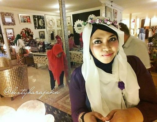 LATE POST: Dec 19th, 2015--- #MuslimahTraveler #Diary : back to My Papz #hometown -- #Cirebon . Our 3rd  #destination : #rumahkerang Multi Dimensi #Shellcraft "as #Princess of #Persia hahaha!... 🚘👗🚗 @clozetteid #ClozetteID #modestfashion #coveredstyle #scarf #headscarf #hijabstyle #flowercrown #middleeaststyle #kawaiifashion #hijabiandfab #trip #travel #journey #instamoment #instatravel #ootd #instafashion #fashion #style #stylishtraveler 🚗🚘🚖