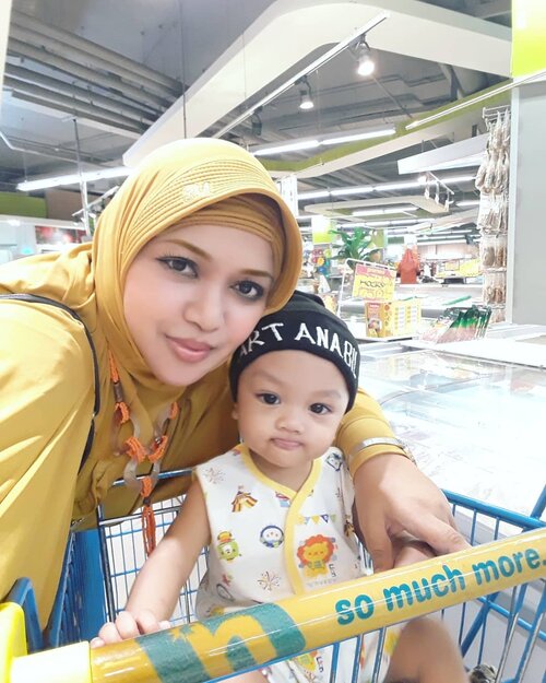 LATEPOST 💛💛💛 We are #TeamYellow ! 😉💛💛💛💛 From the "Yellow Jacket" family 😉💛-----#ootdmomandson #clozetteid #shopping#mall#Parentinglife #MyBabyBoy #Myson #hootd