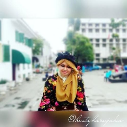 @zaloraid @clozette #Clozette #ClozetteID #HDILAsia #tryanotherlook🌹💜🌹 #flowerpattern #flowerprint #ootd #modestfashion #coveredstyle #scarf #headscarf #fashion #style #modesty #stylish #vintagefashion #vintagestyle #instafashion #hijabstyle #hijabindonesia #scarfstyle #shabbychic #kotatuajakarta #jakartastreetstyle #stylishtraveler #MuslimahTraveler