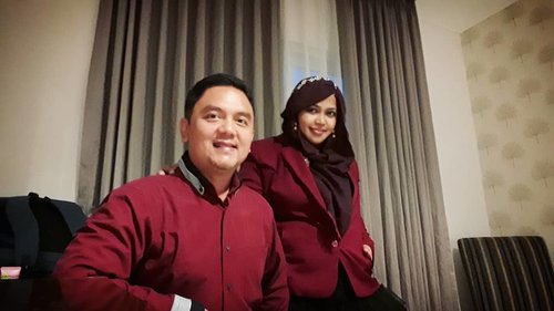 LATEPOST: Monday, August 6th, 2018 --- Day 1: Training calon Asesor #PoliMedia with BNSP at @hotelpermata #HotelPermata #Bogor. Daku n hubby @erdin.saef satu2nya peserta yg sekamar yg " halal " hihihi... 🤣Alhamdulillah nih dapet yg 1 tempat queen hihihi... ada cerita lucu dibalik gimana kami dapetin kamar ini 🤣🤣🙈🙈🤣🤣--Our #OOTD Day 1 : #BlackMaroon❤💗❤💗❤💗Hari pertama udah langsung lembur trainingnya dari jam 3.30 pm until 11.30 pm! 😵😩 taihen desune... 💗❤💗❤💗❤#clozetteid#nhkkawaii#modestfashion#couplegoals