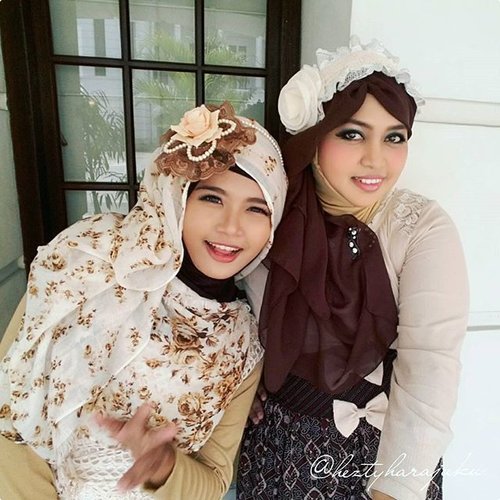 👒👜👠 Sept 12th, 2015 ---- #Shopping & #Jakarta #KotaTua #trip with my #sister @mineko_shirota . #Ojousama / #Princess in #vintagefashion kinda day!... hehe 😉 🌼🌹🌼 ... being #TimeTraveler #sisters again haha! 😄 anyways, the headpieces are our #handmadeaccessories. Kawaii... desune ! 😉 🌹👒👜 #MuslimahTraveler #MuslimLolita #modestfashion #coveredstyle #headscarf #scarf #kawaiistyle #fashion #style #ootd #ClozetteID @clozetteid #FoodTravelerMinekoHezty #stylishtraveler #instatravel #instafashion #JakartaStreetStyle #Dollykei #lolitastyle