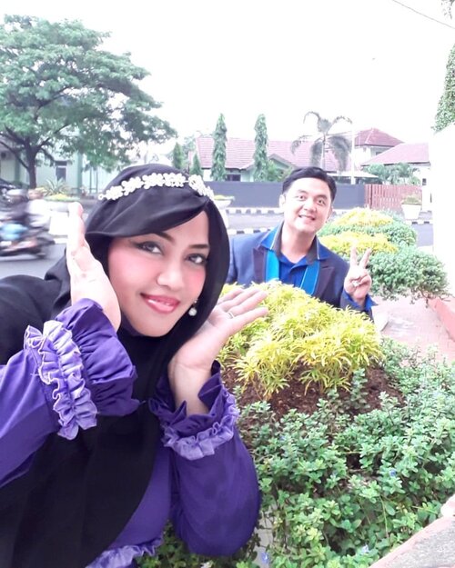 LATEPOST: Sunday, April 22nd, 2018--- #pickaboo 👐 before the rain come 😄 And we get wet 🤣😂 ----#clozetteid #throughgoodtimesandbadtimes #hubbyandwifey #modestfashion #modestwear