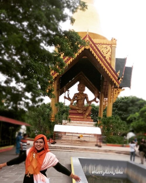 Sun, Dec 4th, 2016---- 👜🚞🚟 Day 2 in #Surabaya : Wii... ada patung #Budha emas empat wajah! Berasa jalan2 ke Thailand yaaa... padahal mah masih di SBY jugaaa... tepatnya di #Kenpark #Kenjeran . Dagh, Feli... Opa, Uti dan Bubu ke Bangkok duyyu yaaaa!... hahaha 😂😂😂 🚗🚟👜 @clozetteid #clozetteID #hootd #ootd #fashion #style #modestfashion #modestwear #hijabtraveler #headscarf #stylecovered #fashionvlogger #fashiongrammer
