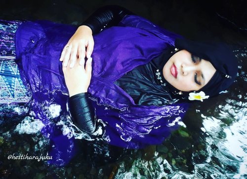 LATEPOST: May 3rd, 2017---
Theme: #DewiNawangWulan
#Photographer : @dewirahmawati29
#fashionstylist / #model : #HestiHarajuku
Location: #BlueLagoonJogja @bluelagoonjogja
-
-
"Let me #sleep with the #lullaby of this #nature ... I want to feel peaceful..."
-
-
-
#clozetteid #hijabtraveler #BlueLagoonJogja #BlueLagoon #VisitJogja #traveler #traveling #Jogjatrip #ootdmodest #NawangWulan #modestfashion #Javanese #momentomori