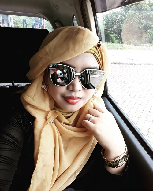 LATEPOST: Biar kekinian hehe #polarized #sunglasses mode on 😎😎😎-------#clozetteID #hootd#nhkkawaii #modestfashion#stylecovered#dior#cateye