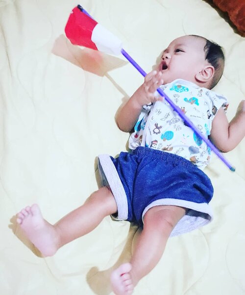 #JelangTujuhBelasan 🇮🇩🇮🇩🇮🇩 #ArtanabilRafisqyErlan (#4monthsoldbaby )👶 feels #excited with his #Indonesianflag from his Eyang-Opa 🧓👵 . Thank you, Eyang-Opa! 😍🤩😘💖#semangat💪 banget ya, anaknya Mami bawa #bendera nyaa... 🇮🇩 🇮🇩🇮🇩----#nhkkawaii #clozetteid#Babyootd #denimstyle#parentinglife#myson#mybabyboy#Independenceday