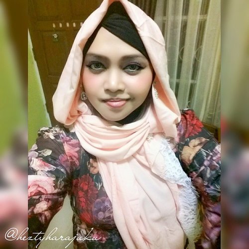 🌹💖🎀 #GoDiscover #ClozetteID #HijabFestive 🎀💖🌹 This is my  #hoodiestyle , #scarf by @elizabethwahyuaccessories. The gift from @moltoIndonesia. #Eid2015 1436 H. #PeachBlossom