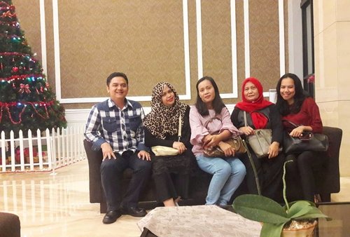 Thu, December 20th, 2018 --- 🏨🚇🚗 with The #Polimedia #Librarian Team 😉 (Papi @erdin.saef , Ibu Jenti, Ibu Lela & Nisa). at #TravelloHotel ⭐⭐⭐⭐ #Bandung - #WestJava .
Hihi jadi inget tahun 2015 pernah dapat tugas bareng Papi berlima ke Bandung. Waktu itu masih baru kenal, Deek... pacaran aja belum 😄Hanya waktu mau berangkat tuh Opamu doain Mami gini: "Semoga dengan berangkat ke Bandung ini Kakak ketemu jodohnya" hihihi... ternyata doanya Opa dikabulkan dan jadilah kamu 6 bulan di perut Mami sekarang 🤰❤😘👶👨‍💼
-
-
-
 Mumpung Papi @erdin.saef ada tugas di Bandung, Mami ikut mudik hehe... dari sini kita akan ke tempat Nenek Kakek. Babymoon sekalian Mami mau berobat juga di sini. Feel better meski masih belum sembuh benar. Masih fighting dengan sinus yg kumat. -
-
-
-
#clozetteid
#hotellobby
#HolidaySeason2018
#HighSeason
#visitWestJava
#visitBandung
#traveling
#couplegoals
#6monthspregnancy
#babyinwomb
#DiarySenseiBumil