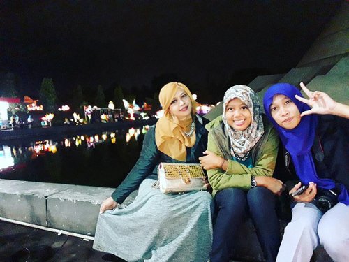 Sat. April 29th, 2017--- 🎆🎉☃🌟🌙🌉 #GirlsNightOut
#SaturdayNight at #TamanPelangJogja with @dewirahmawati29 and @lemoika . Enjoy the #lampions and feel #wonderful together !🎆🎉☃🌟🌙
---
---
@clozetteid #clozetteid #fashion #hootd #style #VisitYogya #Yogyakarta #modestfashion #stylecovered #headscarf #hijabi #hijabstyle #hijabtraveler #cityatnight