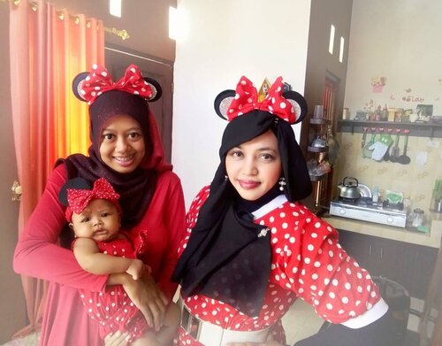 Thu, October 27th, 2016 ---- Sebelum Bubu & Mama Feli wiskul, Feliza dititipkan dulu sama Papanya 😂😂😂 Hari ini jadi juga kami berfoto #MinnieMousecosplay  #family 😍❤ konsepnya terinspirasi dari foto2 #Mamagyaru di Jepang yang meski sudah jadi "emak2" tapi selalu tampil #modis dan menarik bersama anak2nya yg gayanya dibuat senada dengan #fashion #style ibunya . Daku malah terpikir untuk #familycosplay or #familyinstyle yg selalu tematik, jadi nanti inshaAllah nggak hanya #MomandDaughter tapi juga the Father and Son punya style yg tematik senada sekeluarga 😂😂😂 pasti seru yaa!!... anyways baju Minnie Mouse itu aku sketch dan alhamdulillah bisa jadi dalam 3 hari, berikut bando untuk daku dan Dewi. Pokoknya klo soal penampilan keceh berjamaah mah aku totalitas banget urus semuanya hahaha jadi gak cuma mikir gayaku tp jg selalu aku diskusikan banget sama semua orang yg di " lingkaranku "😍 My Family... my lover... my bestfriend... 👒👠👜 #clozetteID @clozetteid #HOOTD #ootd #fashion #style  #instafashion #fashiongrammer #foodandfashion