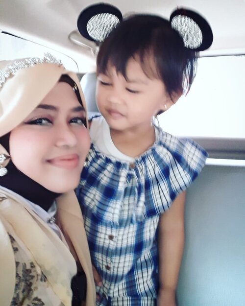 Sun, Oct 6th, 2019---💜💍💜 Otw to @inkamarshandaaa #weddingparty #reception with #Princess Anandara (2 y.o) dan Papa Uli. Makasi yaa sudah mau anterin Bubu 😘 Oh iya, Happy Birthday juga Papa Uli!.. semoga tambah berkah dan bahagia selalu yaa... amiin yra... 🤲 ---#modestkawaii #nhkkawaii#clozetteid #modestfashion#modestwear#hootd