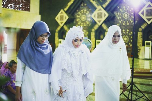 LATEPOST: Saturday, November 18th, 2017 --- "Here comes the #Bride ... with #Syarihijab #whitelace #kebayagown and #tiaras 👑 " Thank you my auntie Tante Ari and my sweety cousin @ayu_farida1013
for pick me up... deg2an level dewa 🤣🤣🤣
-
-
-
#RoyalWedding : The #King @erdin.saef  and the #Queen #HestiHarajuku -
-
-

Place:  #MasjidAgungAttin #TMII #JakartaTimur 
Date: Saturday, November 18th, 2017
Photo by : #MitraWangiWeddingPackage 
#MUA : Bude Untung from #MitraWangi
-
-
-
-
#clozetteID 
#nhkkawaii 
#KawaiiReporterWedding
#HestiHarajuku
#modestwear
#muslimwedding
#whitexsilver
#hootd
#muslimbride
#HestiErlanWedding