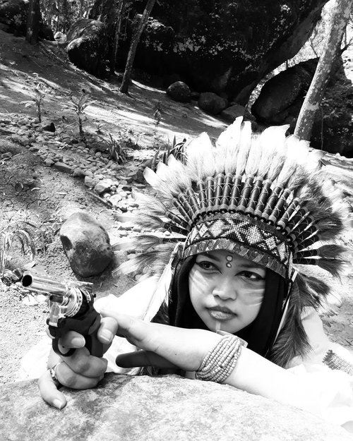 LATEPOST (Edisi #KangenJogja) Wed, August 16th, 2017---
"Angkat tangan, Bang! Klo kelamaan ga nembak2, biar aq yg tembak duluan!" 😂😂😂
-
- 
Theme : #Apache #Warrior #Princess 
#Photographer : @dewirahmawati29
Location :#SeribuBatu #Songgolangit #Imogiri #PineForest #Yogyakarta
Model: #HestiHarajuku -
-
-
-
-
-
#clozetteid 
#modestwear
#hijabtraveler
#hootd
#Indian
#Yogyatrip
#VisitYogya