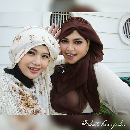 👒👜👠 Sept 12th, 2015 ---- #Shopping & #Jakarta #KotaTua #trip with my #sister @mineko_shirota . #Ojousama / #Princess in #vintagefashion kinda day!... hehe 😉 🌼🌹🌼 ... being #TimeTraveler #sisters again haha! 😄 anyways, the #headpieces are our #handmadeaccessories. Kawaii... desune ! 😉 🌹👒👜 #MuslimahTraveler #MuslimLolita #modestfashion #coveredstyle #headscarf #scarf #kawaiistyle #fashion #style #ootd #ClozetteID @clozetteid #FoodTravelerMinekoHezty #stylishtraveler #instatravel #instafashion #JakartaStreetStyle #Dollykei #hijabstyle