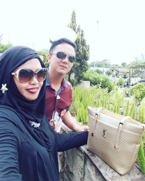 Sun, January 28th, 2018 --- 👫👜👢#Weekend shopping with #hubby @erdin.saef pake #gold #totebag dari Papih hehehe... alhamdu...lillah... Makacih, Papiih... 👢👜👫❤💋-----#clozetteID #modestwear #modestfashion #couple#shoppingmall