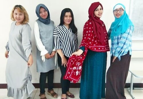 Tue, June 25th, 2019---👩‍🏫👩‍💻🧕👗👘👜👛👠👢👒 My other half world as a #FashionLecturer at #Polimedia 😊 So glad that I'm back again to this #campus as consultant of #ProductPreview #Presentation with my superfun #colleagues (they are #Supermoms too anyways haha 👶🤱) Bu Rachma & Bu Rina 💪🤣. Otsukaresamadeshita, Minnasan! PS: I wear my own design #JumputanSolo dress 😎 heheh 👘👗👠👢👒----#DesainMode#fashionstudents #fashiondesigns#hootd#senseitachi#campuslife#campusstory#nhkkawaii#clozetteid#modestwear#modestfashion