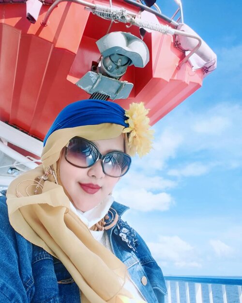 LATEPOST: Between the #bluesky and the #bluesea ... MashaaAllah ! -----#ocean#clozetteid #nhkkawaii #ferry#mytripmyadventure