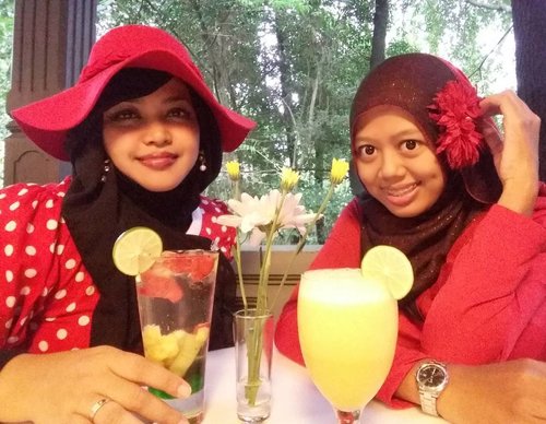 LATEPOST---Thu, October 27th, 2016 ---- #Wiskul / #foodtravelling with my #sisterinlaw @dewirahmawati29 at #Beukenhof #Resto #Kaliurang #Ullensentalu #Yogyakarta . This place reminds me of #GhibliMuseum in Japan. A #Europian #vintage #house that surrounded by trees in a #forest . A very interesting place indeed! 
We wear #Red #retrostyle , enjoy the #Jazzy music and #Europianculinary part 3 👒👠👜 #clozetteID @clozetteid #HOOTD #ootd #fashion #style #foodhunter #instafashion #instafood #fashiongrammer #foodandfashion