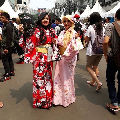 Sat, May 13th, 2017 --- 🍧🍙🍡 #JFashionJumpers report for #KawaiiInternational at #Ennichisai #LittleTokyo #JapaneseCulture #AnnualFestival in #Jakarta . 13-14 May 2017 👘🗾🎋🎍🎎🎊 Di sini tanpa harus ke Jepang, kita bisa tahu #BudayaJepang . Jadi kalau nanti kamu ke #Jepang beneran , udah nggak kagok😊🍡🐙🍙🍧
-
-
-
-
#clozetteid #japanstyle #Yukata #Kimono #fashion #style #hootd #headscarf #stylecovered #obi #foodtraveling #foodtraveler #foodandfashion #modestfashion #modestwear