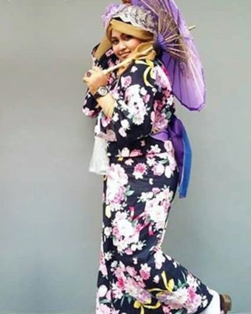 FLASHBACKSUNDAY --- Being #Ojousama at  #Ennichisai2015 😄😄😄👑👘🌸 💖🌼🌻 #clozetteID #ootdmodest #stylishmodesty #Hootd #fashion #style #modestwear #stylecovered #headscarf #headpiece  #fashiongrammer #kimono #yukata #furisode #JapaneseFestival #JapaneseMatsuri #Wagasa