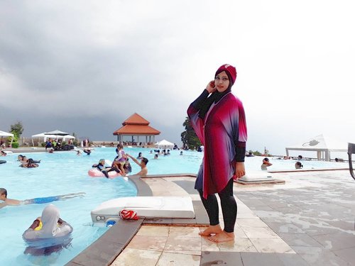 🌫🏊⛱ Sun, March 26th, 2017 --- My #modestswimwear #hootd at #skypool #ResortGiriTirtaKahuripan #Purwakarta . Though the sky was #dark and #rainy ... we still #enjoy #swimming & #havefun ⛱🏊🌫
-
-
#hijabtraveler #clozetteid #burkini #fashion #style #modestwear #turban #happyholiday #visitPurwakarta #visitWestJava #traveling #traveler #swimmingpool