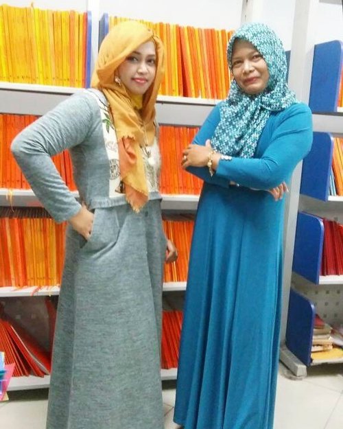 LATEPOST: Meet Ibu Dayu ---#Sekjur #JurusanDesain #PoliMedia . Ini edisi klo Sensei lagi males dandan tapi pengen tetap #kece : Kita kudu punya baju " cemplung " yg nyaman dari bahan kaos tapi tetep gaya dan pas di badan (nggak ketat ataupun gombrong) . Jadi, klo lagi buru-buru dan ga tahu mau mixmatch #hootd apa kali ini... pakai aja baju itu, tapi #hijab nya di styling beda dan cari warna netral yg beda aja. Kalau bajunya warnanya kalem, kudungnya yg cerah ya, girls 😘 biar tetap cemunguth! (Meski sehari ngebimbing beberapa students 😂😂😂) 💪❤
-
-
-
-
-
-
-
#clozetteid #office #modestfashion #modestwear #stylecovered #ootdmodest #lecturers