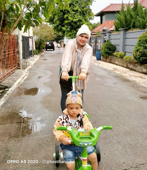 Thu, Dec 3rd, 🧡💛🧡🍂🍁 #Autumn2020 cieeeehhh.... 😂 With my Artanabil (19 m.o) kring kring... #goesgoes 🍁🍂🧡💛----#parentinglife #Momandson #myboy#toddler #family#ootd#nhkkawaii #clozetteid