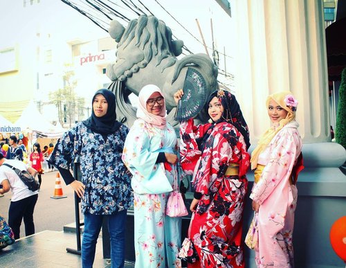 LATEPOST: Sat. May 13th, 2017

Theme: #Tokyo #Ojousama
Place:  #Ennichisai2017 #Festival #LittleTokyo #BlokM #Jakarta
Camera: #CanonD1100
-
-
Semuanya ready lihat kamera, yang satu malah merem! Ckckck... siapa tuh? Ngaku! 😂😂😂
-
-
-
@clozetteid #clozetteid #fashion #hootd #modestfashion #stylecovered #headscarf #hijabi #hijabstyle #ethniclook #oriental #style #kimono #yukata #furisode #muslimjapan