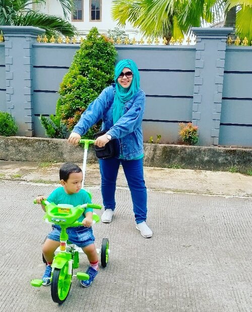 Tue, Dec 15th, 2020----💚💙💚🚲 Sebelum mulai ngoreksi UAS lagi, yuuk Momi temani Mas Nabil main #sepeda ijonya hihihi... Our #Momandson #ootd is #tosca mix #denim 💚💙💚 #sportycasual gitulah haha 😂 #happymorning☀️ !!.... ----#nhkkawaii #kawaiimomandbaby #clozetteid #twinstyle#Meandminime#parentinglife#singleparentstory #toddlerslife