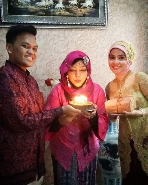 FLASHBACK: January 17th, 2016--- That was my birthday and my baby bro' s engagement. That's why I wore #Betawinese #Kebaya coz my sis in law is Betawinese but still... my headpiece and accessories are seems like India style lolz. Now my sis in law is a mom to be, inshaAllah next May, I will meet my 2nd niece from her amiin 😇 GBU @zahrakhairiza ❤😘🌹 #familygathering #engagement #birthday #clozetteID #hootd #modestfashion #modestwear #kebayamodern #batik