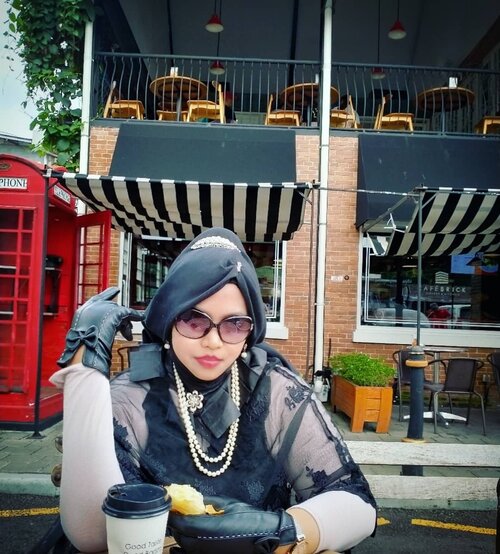 LATEPOST 🇬🇧 🥐☕♥️#Foodtravelling at @cafebrickjogja #cafebrick .#Jogjakarta feels like at #BreakfastatTiffanis #oldmovie starring my #fashionidol #AudreyHepburn ♥️☕🥐 #Coffeecup and #Croissant were my team haha. Thanks to my sis @dewirahmawati29 as my personal #photografer and #temancurhat forever haha!#JogjaituLucu ----#nhkkawaii #clozetteid#modestwear #ModestFashion #Classicinblack#audreyhepburncosplay #hijabcosplay