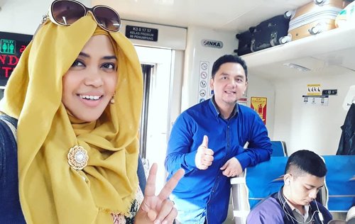 Wed, June 13th, 2018 ---🚞🚄🚅🚆🚇🚉🚈 #MudikLebaran to #Bandung with hubby @erdin.saef , at #KAArgoParahyanganPremium from  #GambirRailwayStation 🚈🚉🚇🚆🚅🚄🚞 1st time mudik after married nih hihihi... degdegan 😂😍🤣
----
----
----
#clozetteid
#nhkkawaii 
#modestfashion
#train
#traveling
#couple
#Lebaran2018
#IdulFitri1439H