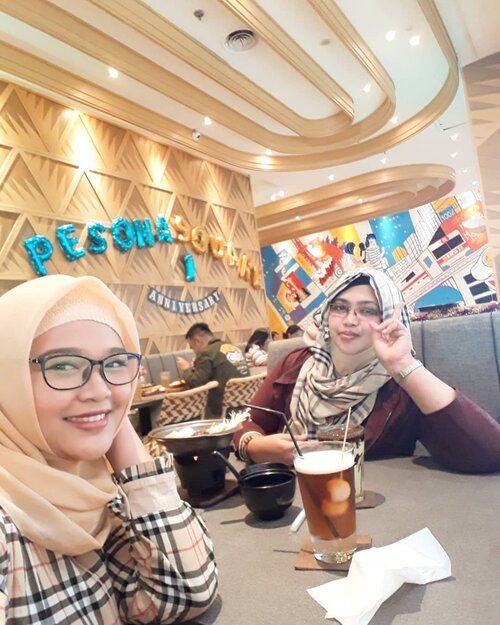 LATEPOST: 🌸🌸🍜🍱Alhamdulillah finally cud meet up with Amihnya Val & Dedek Kahfi @mineko_shirota ... Dari dia lahir baru bisa ketemu sekarang hiks... Gomen ne~ sehat terus ya Dedek Kahfi... Cepat tumbuh besar dan kuat ya... Next time ketemu sama Ar yaa... InshaaAllah amiin yra...-----#sisterhood#Burberry#twinstyle#clozetteid#modestwear #modestfashion #lunch#Japanesefood#Shabushabu