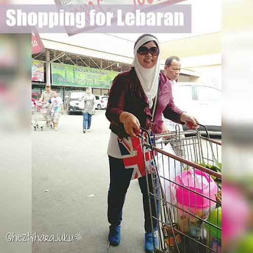 👜💴💖July 12, 2015 --- #Shopping Time with family, this is one of our #preparation for #Lebaran lolz. Happy shopping, Everyone!... 💖💴🌞 #shoppingoutfit #clozetteid #fashion #style #OOTD #hotd #hijabstyle #hijab #casuallook #modest #modesty #stylish #coveredstyle #scarf #headscarf