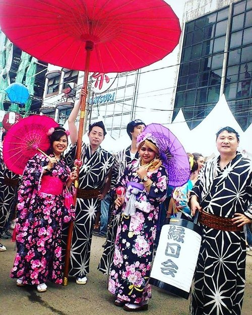 FLASHBACKSUNDAY --- Being #Ojousama at  #Ennichisai2015 😄😄😄👑👘🌸 💖🌼🌻 #clozetteID #Hootd #fashion #style #modestwear #stylecovered #headscarf #headpiece  #fashiongrammer #kimono #yukata #furisode #JapaneseFestival #JapaneseMatsuri #Wagasa