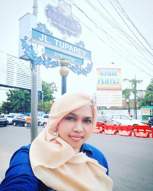 LATEPOST: So... My Pa said that " #Tuparev (a #Street in #Cirebon) stands for "Tujuh Pahlawan Revolusi " hmm... I c... Thought that it's something related with kinda Russian name 😁😂🤣 Syukron, Babeh hehe... #visitCirebon
#Traveling
#FamilyVocation
#denim
#modestwear
#modestfashion 
#clozetteid