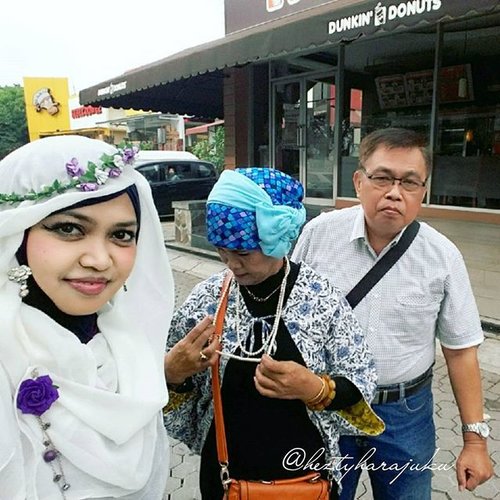 Dec 19th, 2015--- #MuslimahTraveler #Diary : back to My #Papz hometown -- #Cirebon . Look at #Mamz , she is so busy with her #OOTD lolz .👗👢👜 Perjalanan kali ini terasa beda dan lebih seru... hehehe love it! 🚘👗🚗 @clozetteid #ClozetteID #modestfashion #coveredstyle #scarf #headscarf #hijabstyle #flowercrown #middleeaststyle #kawaiifashion #muslimfamily #trip #travel #journey #instamoment #instatravel #instafashion #fashion #style 🚗🚘🚖