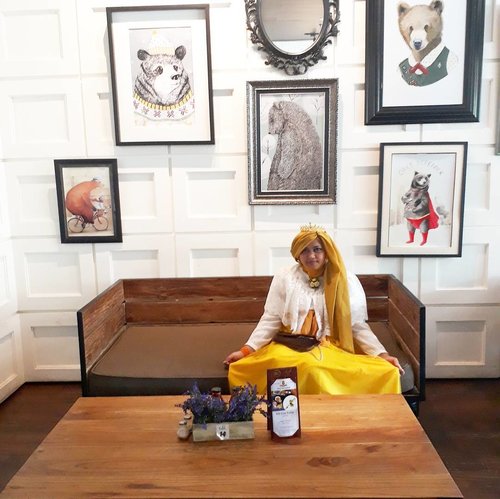 Wed, August 16th, 2017--- 🍛🍜🎂🍰
"Namu di purinya para #beruang unyuuh, yuuk!" 🐻🐾🏤😍
-
-
Dari Imogiri langsung cuz #lunch/ #FamilyGathering at #RoasterandBear #HotelHarper @harperjogja #Yogyakarta !... 🎂🍰🎂
-
-
-
Theme : #Royal #BirthdayParty 
#Photographer : @dewirahmawati29
Location : #Resto @roasterandbear Hotel Harper - #Yogya
Model: #HestiHarajuku 
Camera: #SamsungJ7Prime -
-
-
-
-
-
-
#clozetteid 
#modestwear
#hijabtraveler
#hootd
#foodtraveler
#Yogyatrip
#VisitYogya
#TeddyBear
#Bear