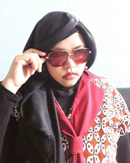 I am #Ironlady ! 😎💪 How do I look? Seems like #TonyStark in woman version, right? 🤣 Well, ceritanya "kacamata jengkol" #HestiSensei yang fenomenal itu akhirnya purnabakti juga. Jatoh dan tamatlah dia... so, Sensei langsung cari #sunglasses  lain lah yaa... karena mata Sensei ga kuat silau. Sensi banget mungkin karena silinder juga.Huntinglah... dan akhirnya ketemulah yaa #KacamataTonyStark aka #IronMan ini 😂🤣 #retrolook gitu dan merah euy!... Sempet terpikir mau ngadoin si Papi @erdin.saef kacamata ini. Secara doski klo berjambang kumis and bewokan dikit lah ya... kasep kayak 11-12  sama Kang Stark ini 😜 (jangan ge-er ya, Pi...) TAPI... mengingat lensanya yg merah takutnya si Papi ga pede. Papi tuh pede tp kayak belum segila gue klo tampil unik dalam gaye 😁 kayaknya sih... So, untuk Papi daku berikan TShirt replika Tony Stark di #IronMan3 . Eeh... pas kemarin Eid temanya merah, ternyata doski seneng juga dengan sunglasses retro ini. Cucok pulak di doski... Hmm.. ntar dah klo Mami dah ada gantinya, yg ini buat Papi yaaa... kirain ga suka hihihi...----#clozetteid#nhkkawaii#marvelstyle#Ironmanstyle#TonyStarkStyle#modestwear#Modestfashion#BatikIndonesia#modestkawaii#kawaiihijab