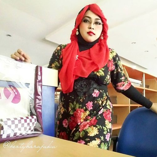 August 5th, 2015 ----💋👠🌷 #GoDiscover #ClozetteID #TheTouchofRed 🌷👠💋 #HijabChallenge #modestfashion #coveredstyle #scarf #headscarf #hijabstyle #HijabIndonesia #OOTD #fashion #style #hijabi #flowerpattern #vintagestyle #vintagefashion 💋👠🌷