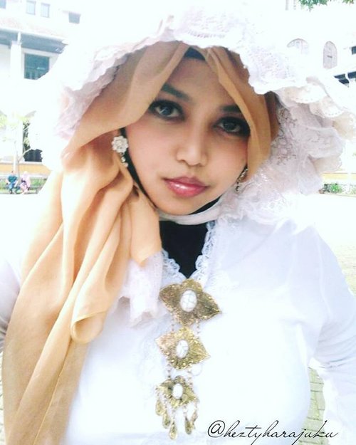 January 29th, 2016 ----- "as #Pure as #White " being #nonibelande van #LawangSewu #Semarang 🌼👻🌼 Dari Sam Poo Kong langsung cuzz henshin jadi Noni Belande ke bangunan paling iconic se-Semarang: Lawang Sewu. Nggak berani sampai maghrib, takut nemu "kembaran" di sana hihihi. Anyways, lagi suka warna putih nih!... ga tahu kenapa... 🌼👻🌼 #modestfashion #coveredstyle #headscarf #scarf #modesty #stylishtraveler #bonnet #cultpartykei #laces #instafashion #fashiongrammer #ClozetteID @clozetteid #fashion #style #muslimahtraveler #muslimlolita #OOTD #historicalplace #kebaya