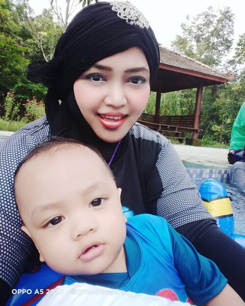 LATEPOST:💜♥️💜 Indahnya jadi Busui itu, mau sesedih dan setenggelam apapun bisa cepat bangkit lagi karena inget sama anak. Ada hubungan batin antara ibu dan anak, sejak dalam kandungan sudah dilatih sama Allah seperti itu. Bahwa ada nyawa lain yg dipercayakan bergantung hidup pada kesehatanku. Kesehatan fisik dan mental. Aq sedih dan sakit dia bisa ikut rewel dan gampang sakit, aq sehat dan bahagia, dia pun tumbuh sehat dan bahagia. MashaaAllah Tabarakallah! Mommy loves you, Ar!... 💜♥️💜
Bumil dan Busui wherever you are stay safe, healthy and happy with your kids yaaa... Aamiin yra...
STAY AT HOME FOR GOOD, Kami juga ---makanya iseng posting latepost latepost 🤣😂🤣
-
-
-
#Parentinglife 
#motherhood 
#momandbabyootd 
#swimmingpool
#swimmingtime
#momandbaby
#mydon
#mybabyboy
#clozetteid 
#burkini