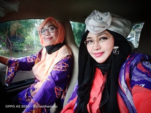 LATEPOST: Friday, August 14th, 2020---- 🎉🎊🎉👗👘👠💄🧥🧤👢 Thank you mba @rachmawatyrayfor pick me up! ❤️❤️❤️Jazakillah khairan katsiiraa...❤️❤️❤️ Anyways #dresscodehari ini #purple , guyz!... Yes, di setiap event / meet up, para dosen #DesainMode#Polimediajuga suka bikin dresscode dengan #thematiccolor gituu... Hihihi... Biar tambah seru ajaaahh dan lebih ketjeh di acara #photosesion 😜-----#clozetteid#fashionlecturer#lecturer #ModestFashion #modestwear