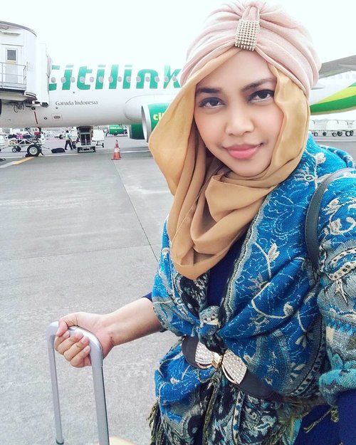Sat, Dec 3rd, 2016--- Day 1 at #Surabaya #solotrip #hijabtraveler #princess with #citylink @citylink . Enjoy my #safeflight 😉✈😎 @clozetteid #clozetteID #turban #hootd #modestwear #modestfashion #stylecovered #fashion #style #traveling #SurabayaTrip #pashmina #headscarf #jetplane #JuandaInternationalAirport #fashionvlogger #fashiongrammer